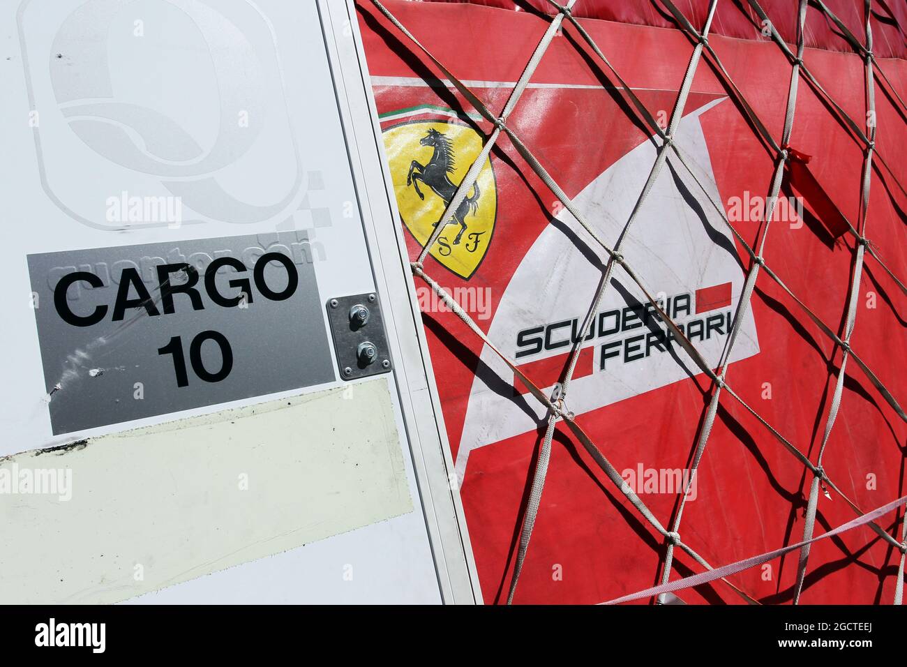 Il trasporto Ferrari viene imballato nel paddock. Formula uno Test, Bahrain Test due, Day Four, Domenica 2 Marzo 2014. Sakhir, Bahrein. Foto Stock