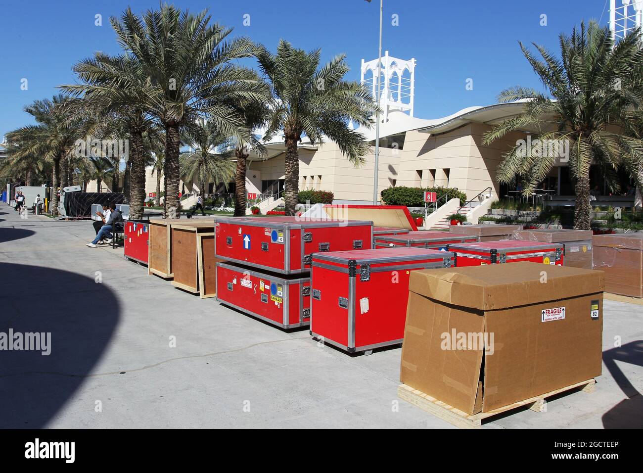Il trasporto viene imballato nel paddock. Formula uno Test, Bahrain Test due, Day Four, Domenica 2 Marzo 2014. Sakhir, Bahrein. Foto Stock