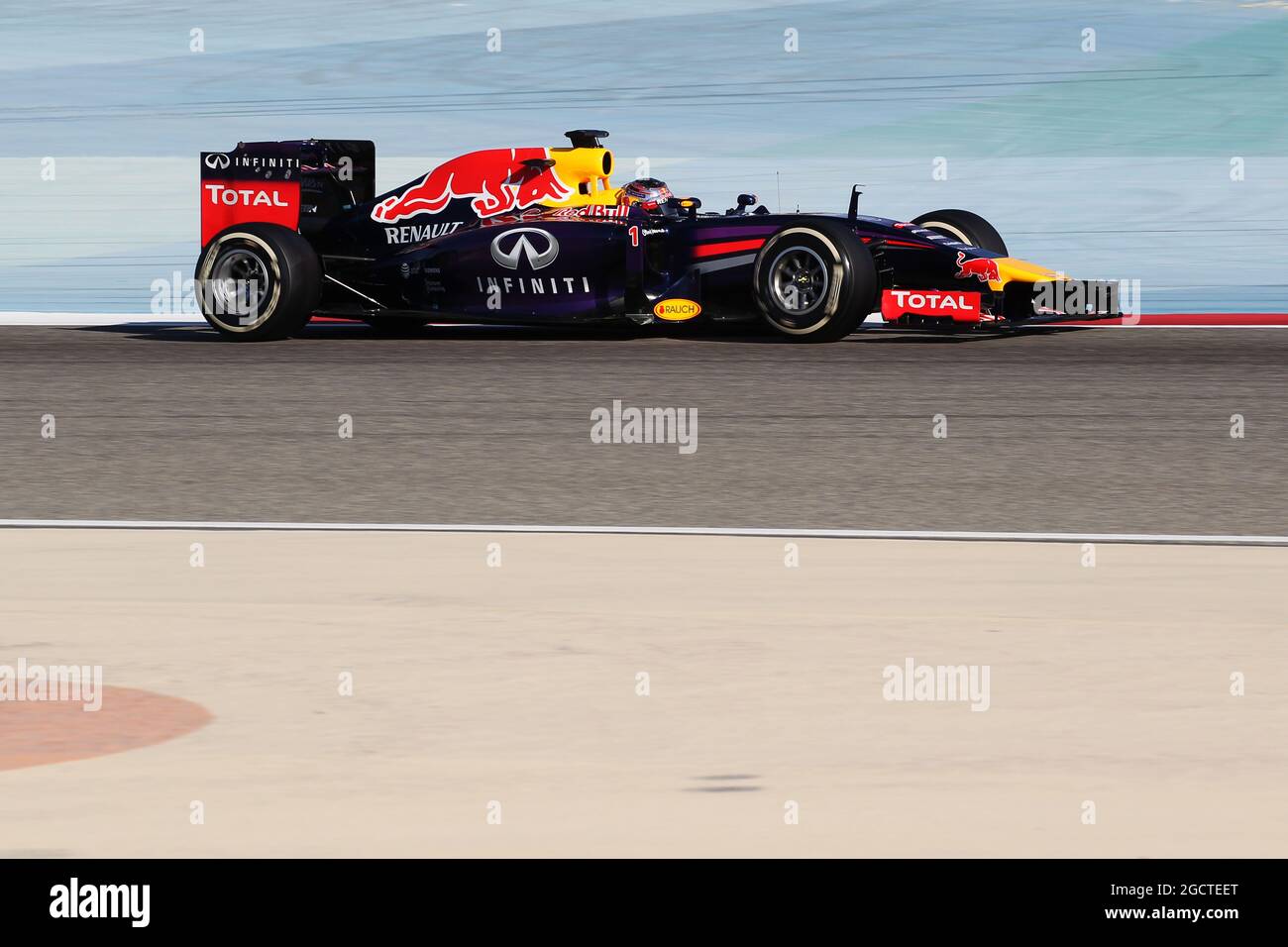 Sebastian Vettel (GER) Red Bull Racing RB10. Formula uno Test, Bahrain Test due, Day Four, Domenica 2 Marzo 2014. Sakhir, Bahrein. Foto Stock