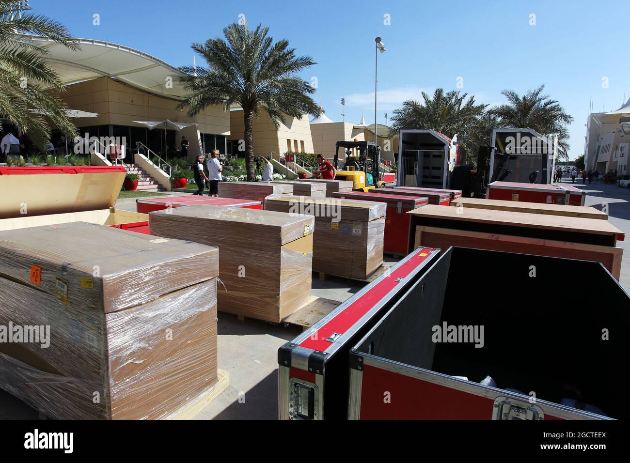 Il trasporto viene imballato nel paddock. Formula uno Test, Bahrain Test due, Day Four, Domenica 2 Marzo 2014. Sakhir, Bahrein. Foto Stock
