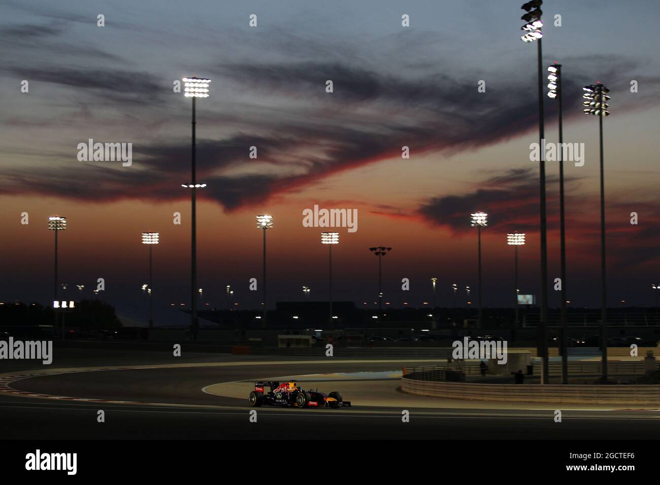 Sebastian Vettel (GER) Red Bull Racing RB10 in esecuzione sotto le luci di notte. Formula uno Test, Bahrain Test due, Day Four, Domenica 2 Marzo 2014. Sakhir, Bahrein. Foto Stock