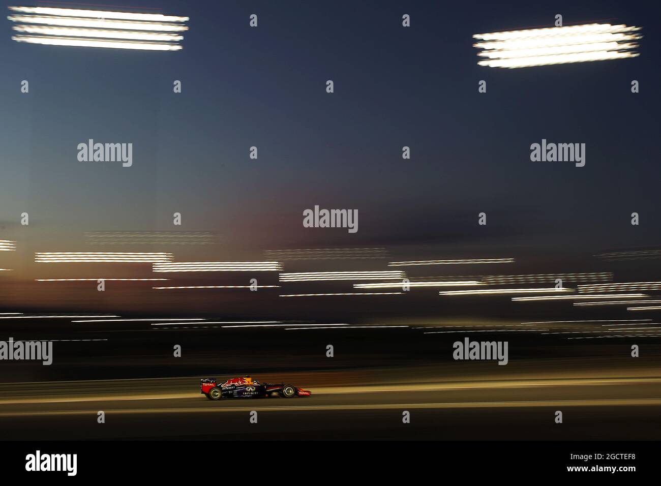 Sebastian Vettel (GER) Red Bull Racing RB10 in esecuzione sotto le luci di notte. Formula uno Test, Bahrain Test due, Day Four, Domenica 2 Marzo 2014. Sakhir, Bahrein. Foto Stock