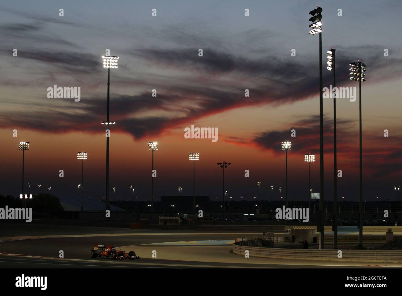 Fernando Alonso (ESP) Ferrari F14-T che corre sotto le luci di notte. Formula uno Test, Bahrain Test due, Day Four, Domenica 2 Marzo 2014. Sakhir, Bahrein. Foto Stock