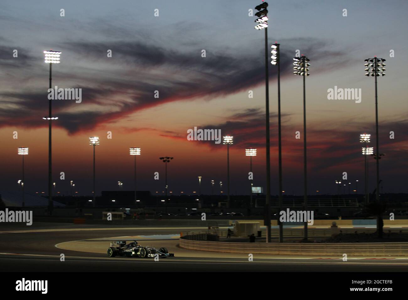 Lewis Hamilton (GBR) Mercedes AMG F1 W05 che corre sotto le luci di notte. Formula uno Test, Bahrain Test due, Day Four, Domenica 2 Marzo 2014. Sakhir, Bahrein. Foto Stock
