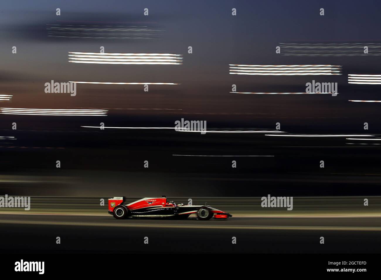 Max Chilton (GBR) Marussia F1 Team MR03 in esecuzione sotto le luci di notte. Formula uno Test, Bahrain Test due, Day Four, Domenica 2 Marzo 2014. Sakhir, Bahrein. Foto Stock