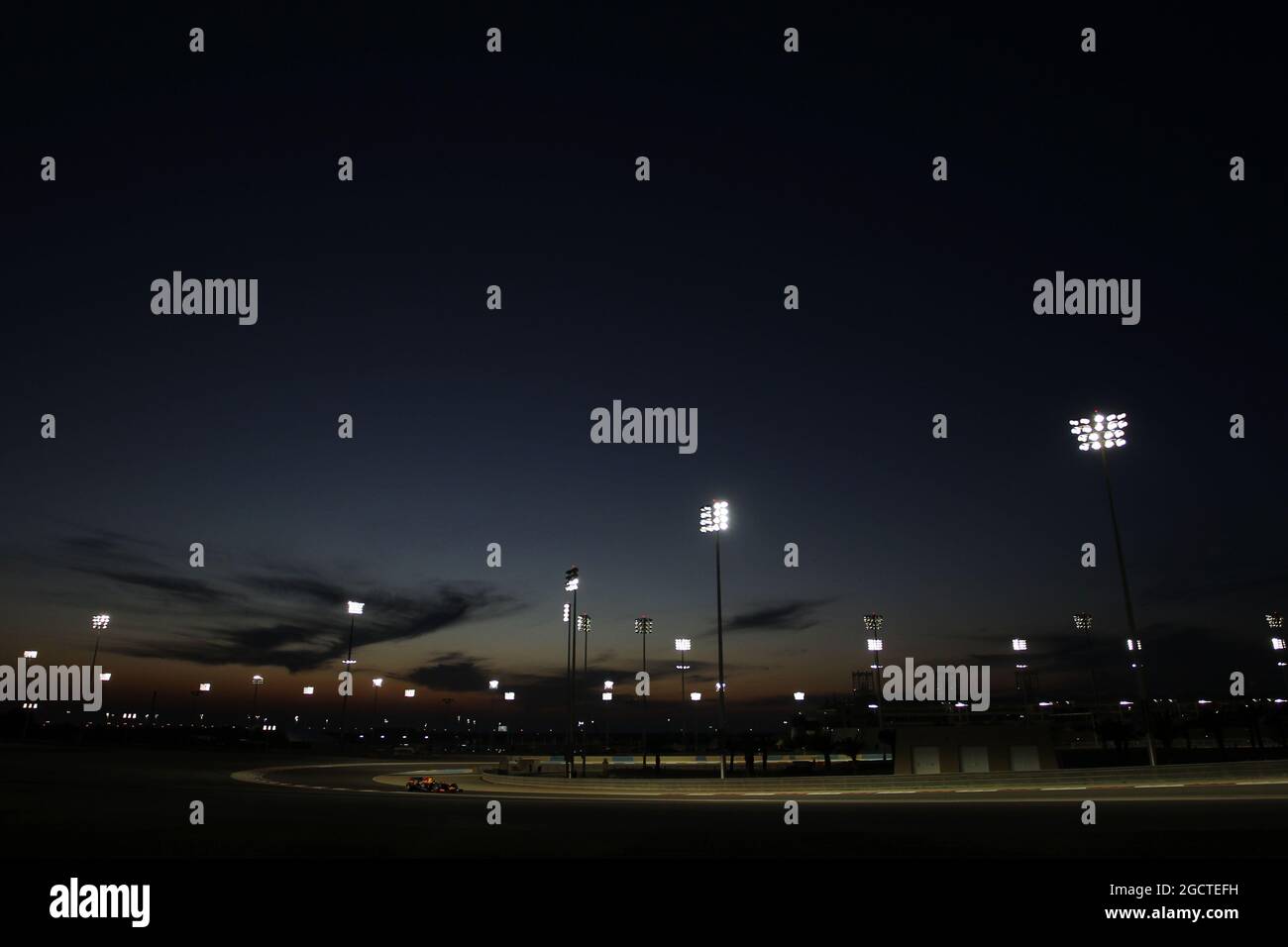 Sebastian Vettel (GER) Red Bull Racing RB10 in esecuzione sotto le luci di notte. Formula uno Test, Bahrain Test due, Day Four, Domenica 2 Marzo 2014. Sakhir, Bahrein. Foto Stock