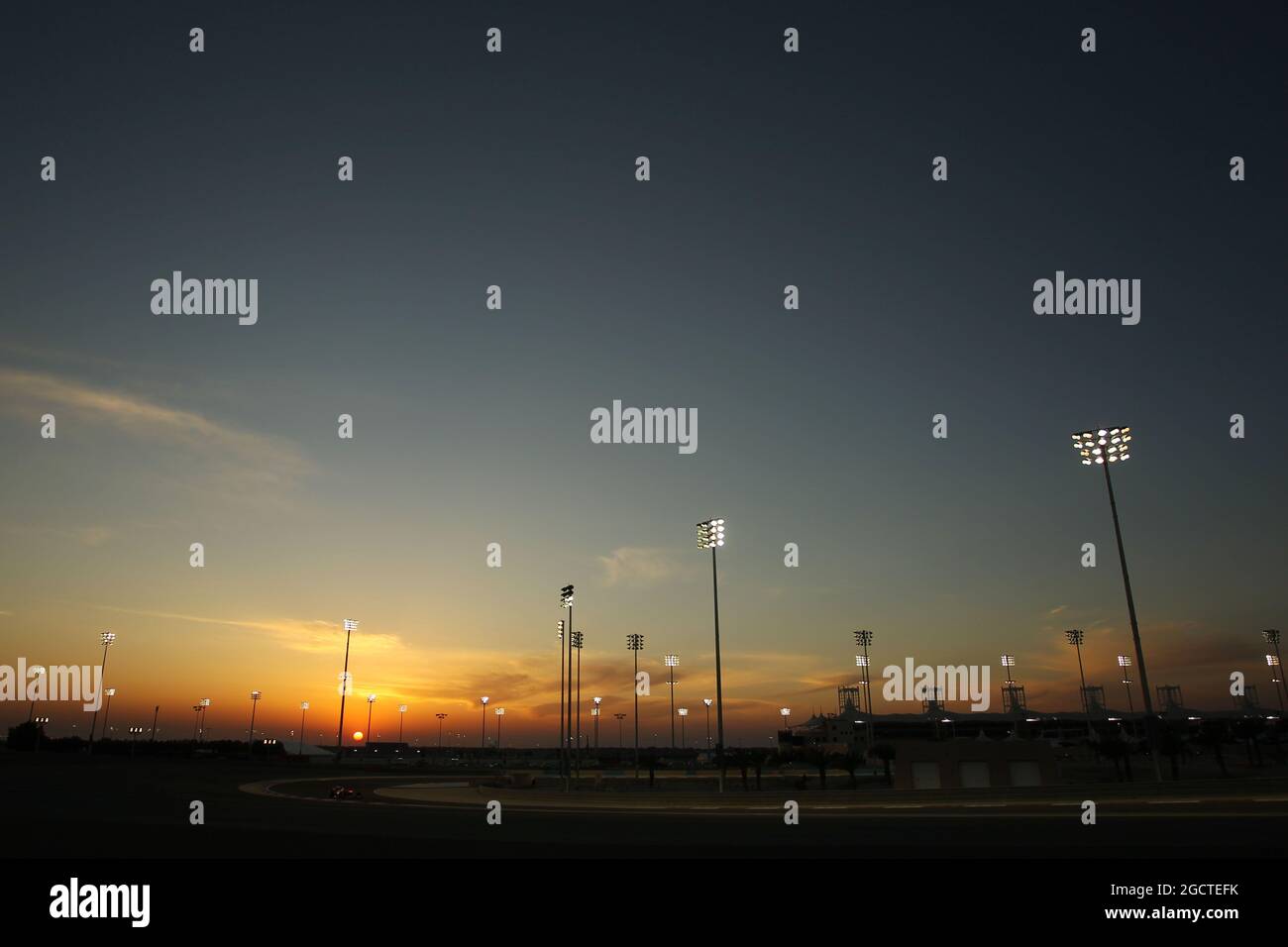 Fernando Alonso (ESP) Ferrari F14-T che corre sotto le luci di notte. Formula uno Test, Bahrain Test due, Day Four, Domenica 2 Marzo 2014. Sakhir, Bahrein. Foto Stock