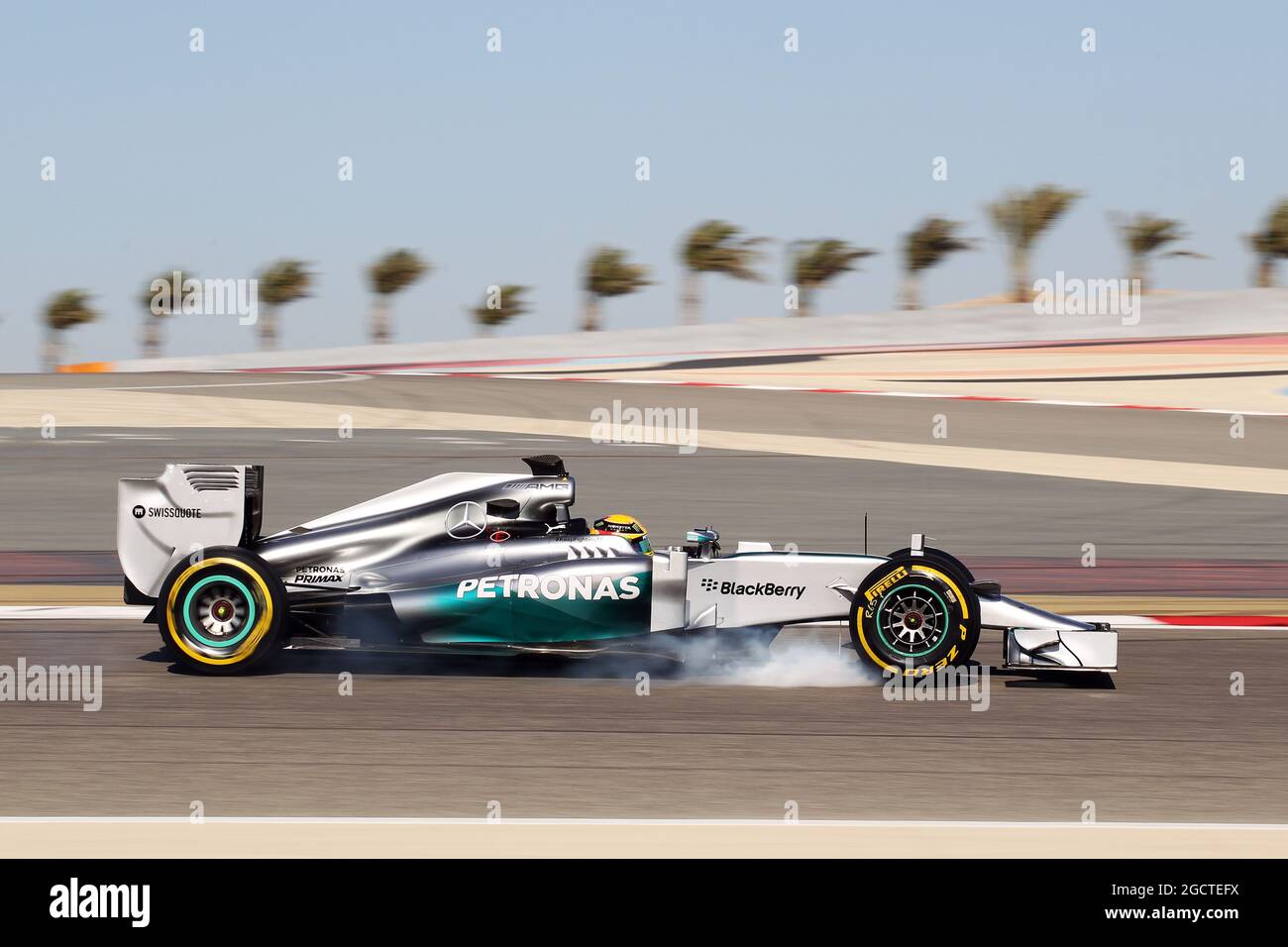 Lewis Hamilton (GBR) Mercedes AMG F1 W05 si blocca in frenata. Formula uno Test, Bahrain Test due, Day Four, Domenica 2 Marzo 2014. Sakhir, Bahrein. Foto Stock