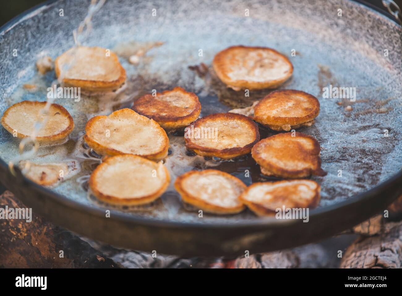 I pancake vengono cucinati su un fuoco aperto ad Ashton Court Estate, Bristol. Foto Stock