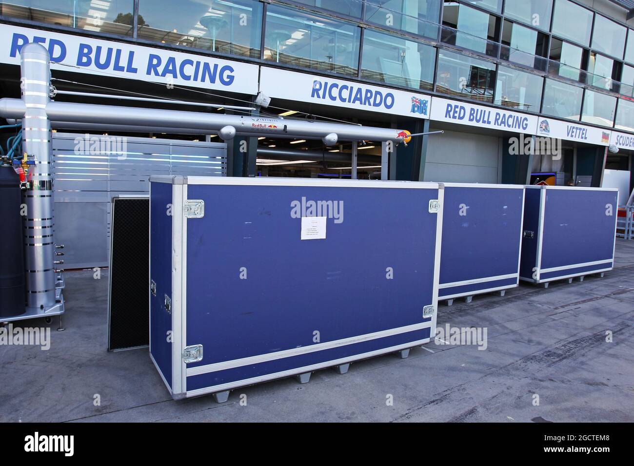 Red Bull Racing trasporto ai box. Gran Premio d'Australia, mercoledì 12 marzo 2014. Albert Park, Melbourne, Australia. Foto Stock