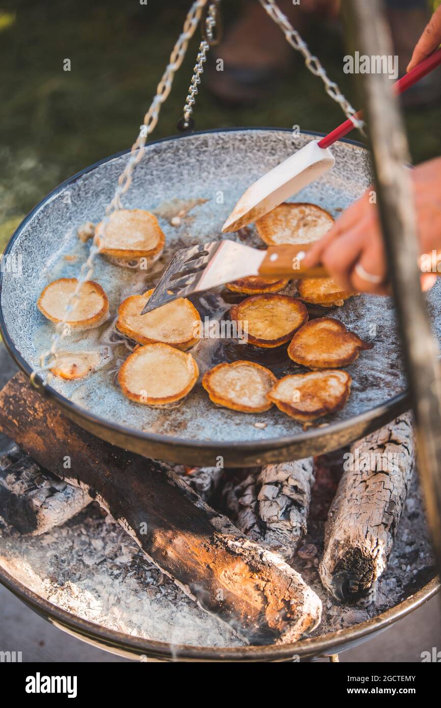 I pancake vengono cucinati su un fuoco aperto ad Ashton Court Estate, Bristol. Foto Stock