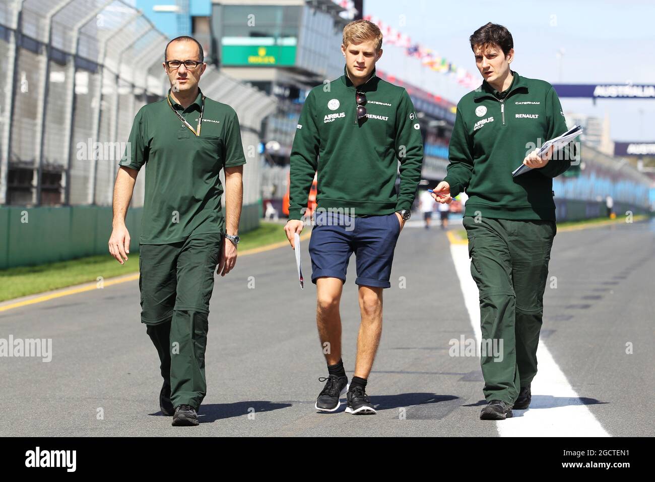 Marcus Ericsson (SWE) Caterham cammina sul circuito. Gran Premio d'Australia, mercoledì 12 marzo 2014. Albert Park, Melbourne, Australia. Foto Stock