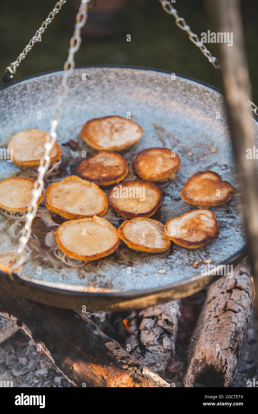 I pancake vengono cucinati su un fuoco aperto ad Ashton Court Estate, Bristol. Foto Stock