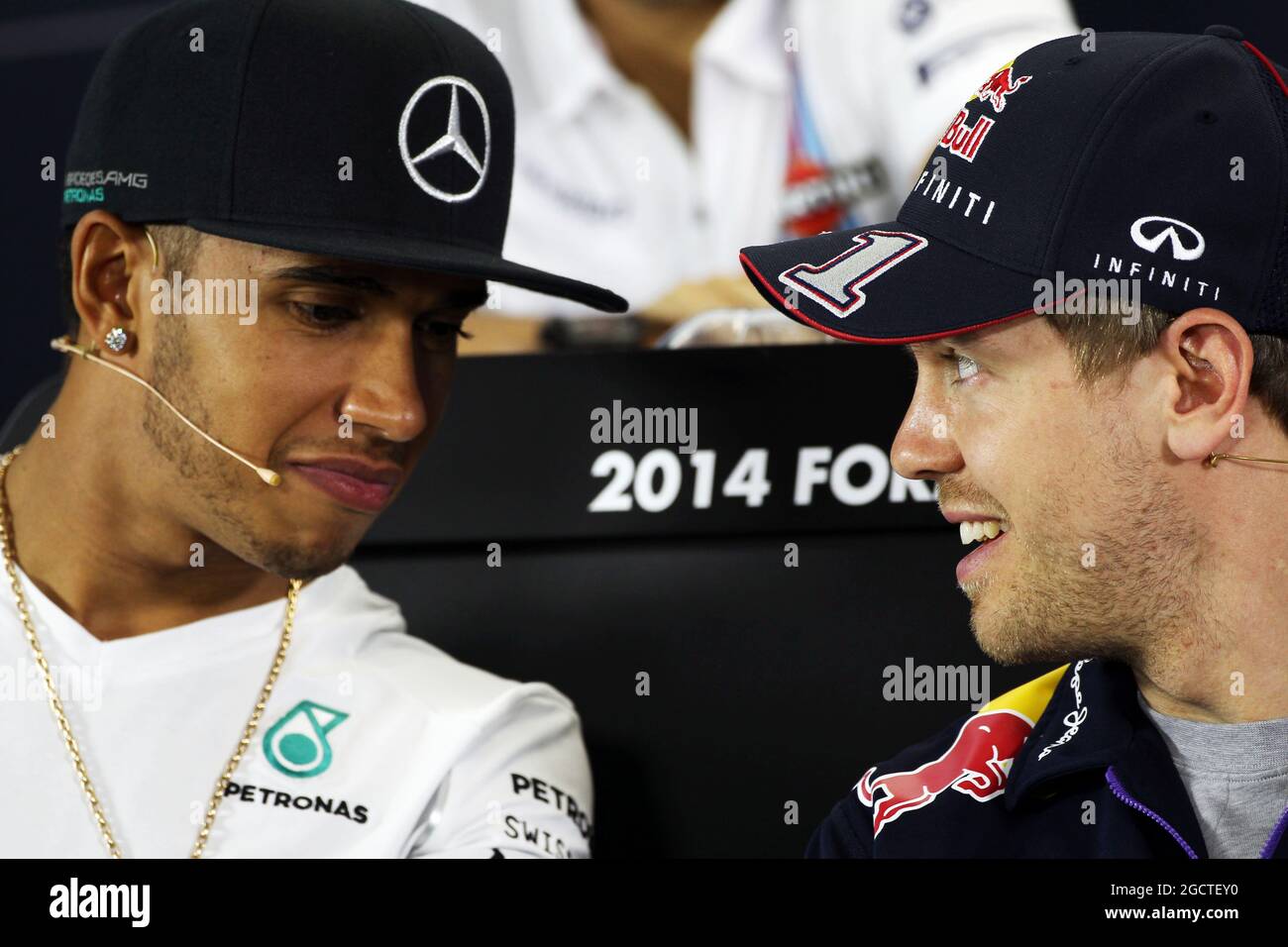 (Da L a R): Lewis Hamilton (GBR) Mercedes AMG F1 e Sebastian Vettel (GER) Red Bull Racing alla conferenza stampa della FIA. Gran Premio d'Australia, giovedì 13 marzo 2014. Albert Park, Melbourne, Australia. Foto Stock