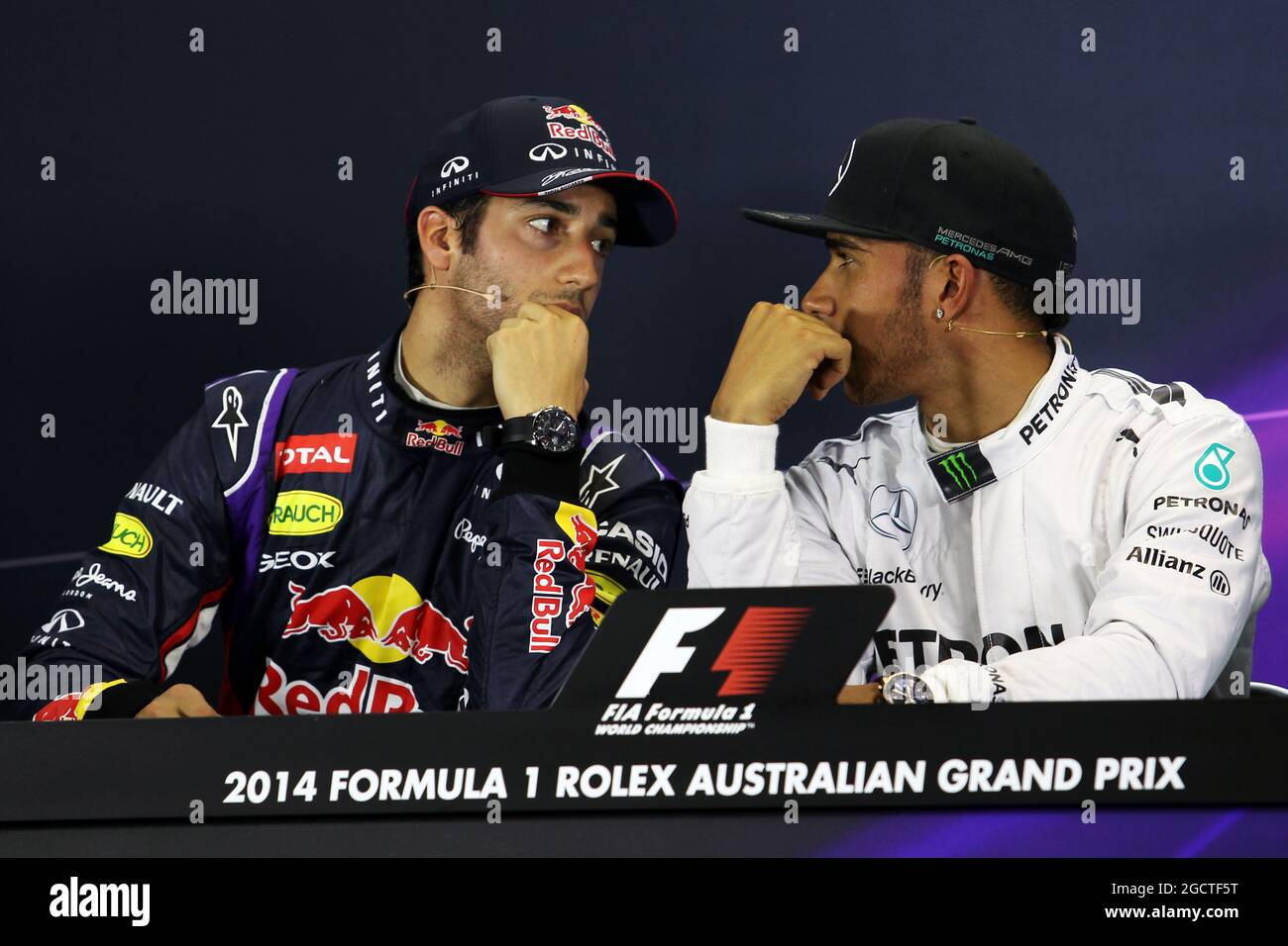(Da L a R): Daniel Ricciardo (AUS) Red Bull Racing con Lewis Hamilton (GBR) Mercedes AMG F1 in occasione della conferenza stampa della FIA. Gran Premio d'Australia, sabato 15 marzo 2014. Albert Park, Melbourne, Australia. Foto Stock