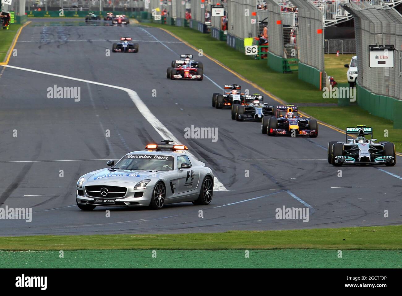 Nico Rosberg (GER) Mercedes AMG F1 W05 guida dietro la Safety Car FIA. Gran Premio d'Australia, domenica 16 marzo 2014. Albert Park, Melbourne, Australia. Foto Stock
