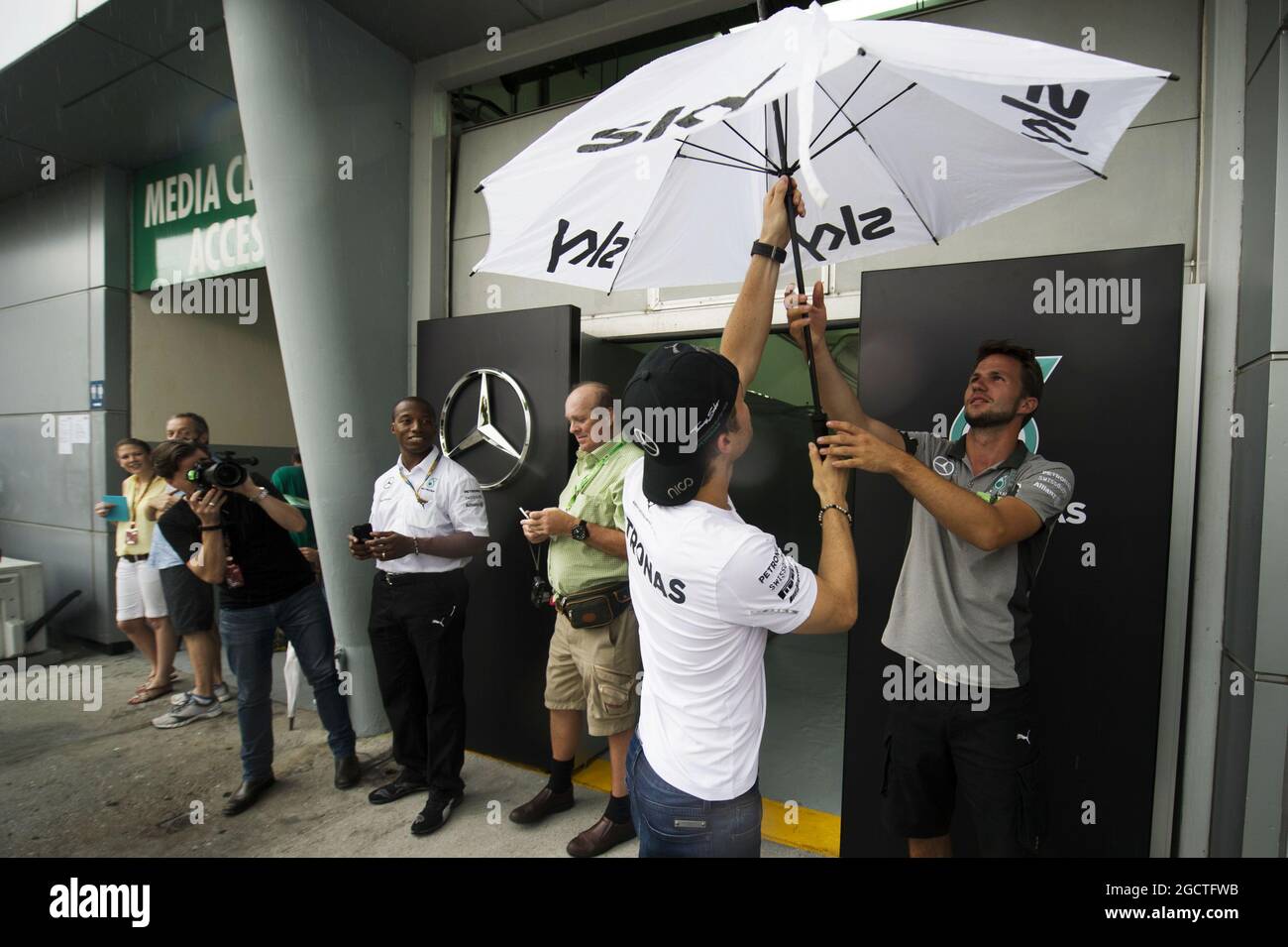 Nico Rosberg (GER) Mercedes AMG F1 lotta con un umbrealla. Gran Premio della Malesia, sabato 29 marzo 2014. Sepang, Kuala Lumpur, Malesia. Foto Stock