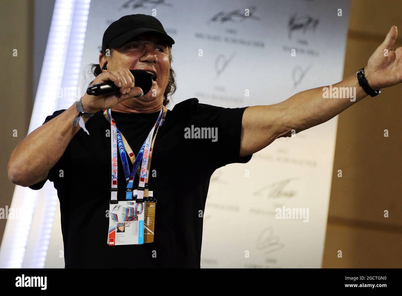 Brian Johnson (GBR) AC/DC leader Singer sul podio. Gran Premio del Bahrain, domenica 6 aprile 2014. Sakhir, Bahrein. Foto Stock