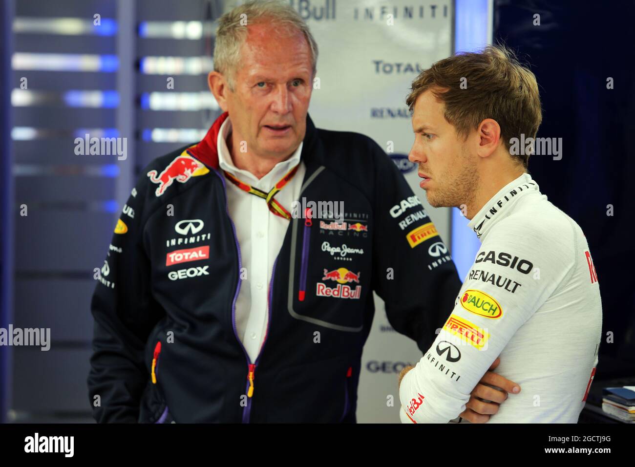(Da L a R): Dr Helmut Marko (AUT) Consulente Red Bull Motorsport con Sebastian Vettel (GER) Red Bull Racing. Gran Premio di Monaco, giovedì 22 maggio 2014. Monte Carlo, Monaco. Foto Stock