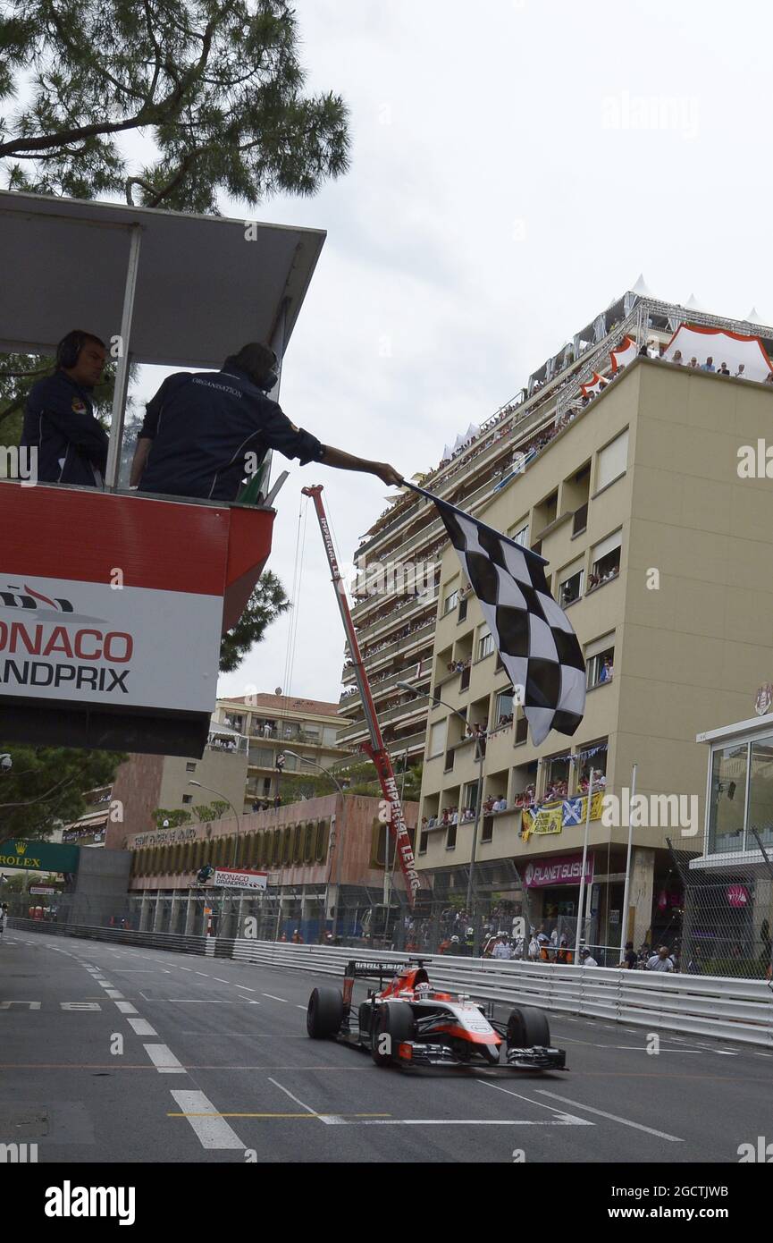 Jules Bianchi (fra) Marussia F1 Team MR03 prende la bandiera a scacchi al termine della gara per segnare i primi punti di F1 del team. Gran Premio di Monaco, domenica 25 maggio 2014. Monte Carlo, Monaco. Foto Stock