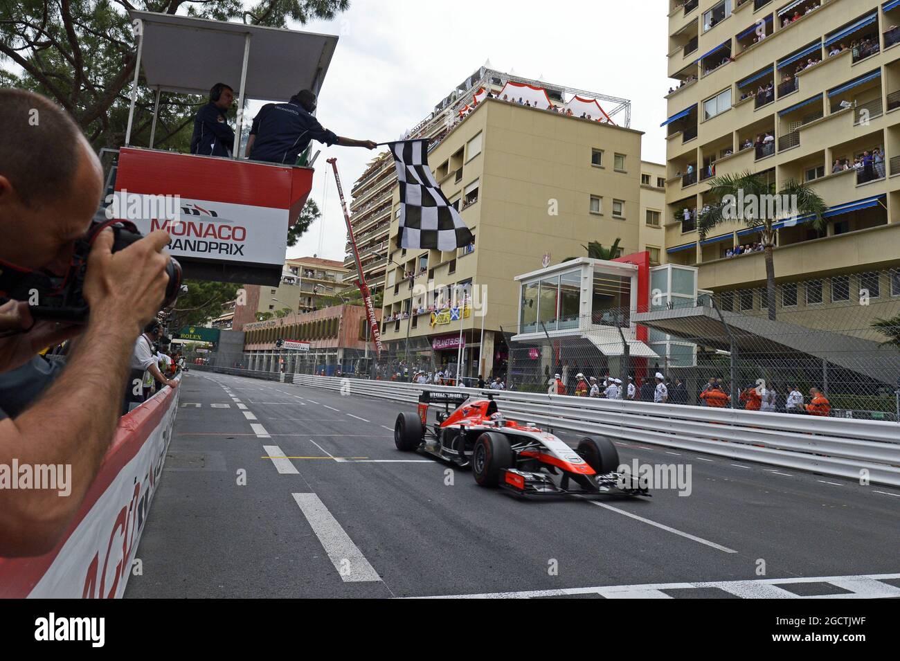 Jules Bianchi (fra) Marussia F1 Team MR03 prende la bandiera a scacchi al termine della gara per segnare i primi punti di F1 del team. Gran Premio di Monaco, domenica 25 maggio 2014. Monte Carlo, Monaco. Foto Stock