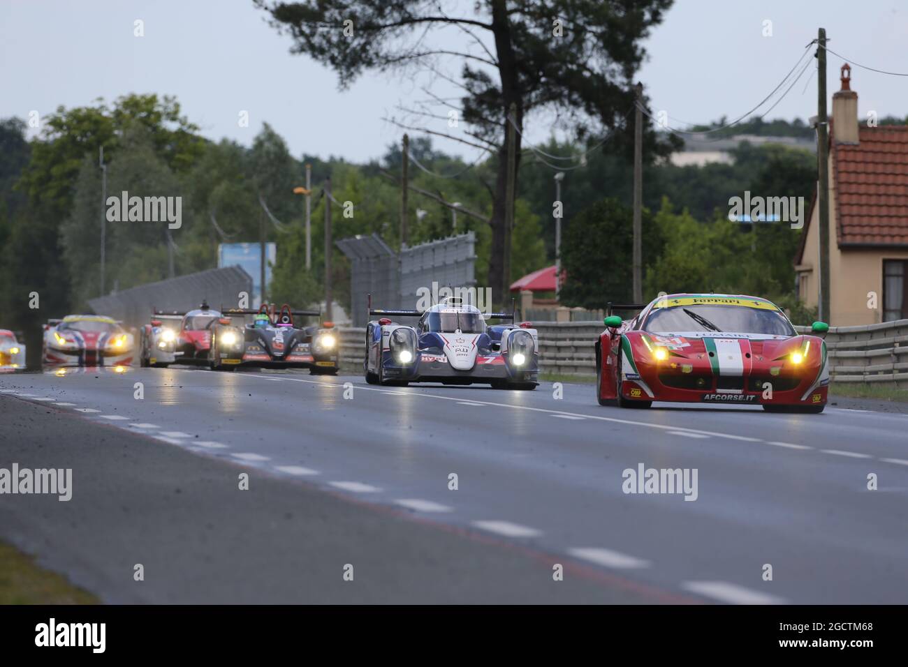 Luis Perez Companc (ARG) / Marco Cioci (ITA) / Mirko Venturi (ITA) n° 61 AF Corse Ferrari F458 Italia conduce dietro una Safety Car. Campionato Mondiale FIA Endurance, ore 24 le Mans, gara, sabato 14 giugno 2014. Le Mans, Francia. Foto Stock Luis Perez Companc (ARG) / Marco Cioci (ITA) / Mirko Venturi (ITA) n° 61 AF Corse Ferrari F458 Italia conduce dietro una Safety Car. Campionato Mondiale FIA Endurance, ore 24 le Mans, gara, sabato 14 giugno 2014. Le Mans, Francia. Foto Stock