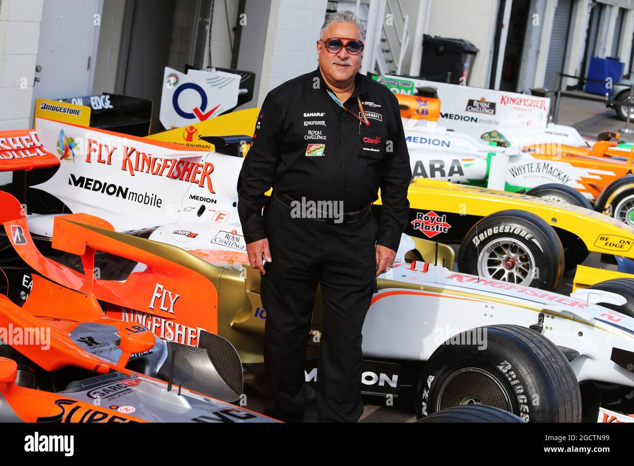 Dr. Vijay Mallya (IND) Sahara Force India F1 Team Proprietario con una collezione di vecchie Saara Force India F1 Team e Jordan Cars. Gran Premio di Gran Bretagna, venerdì 4 luglio 2014. Silverstone, Inghilterra. Foto Stock