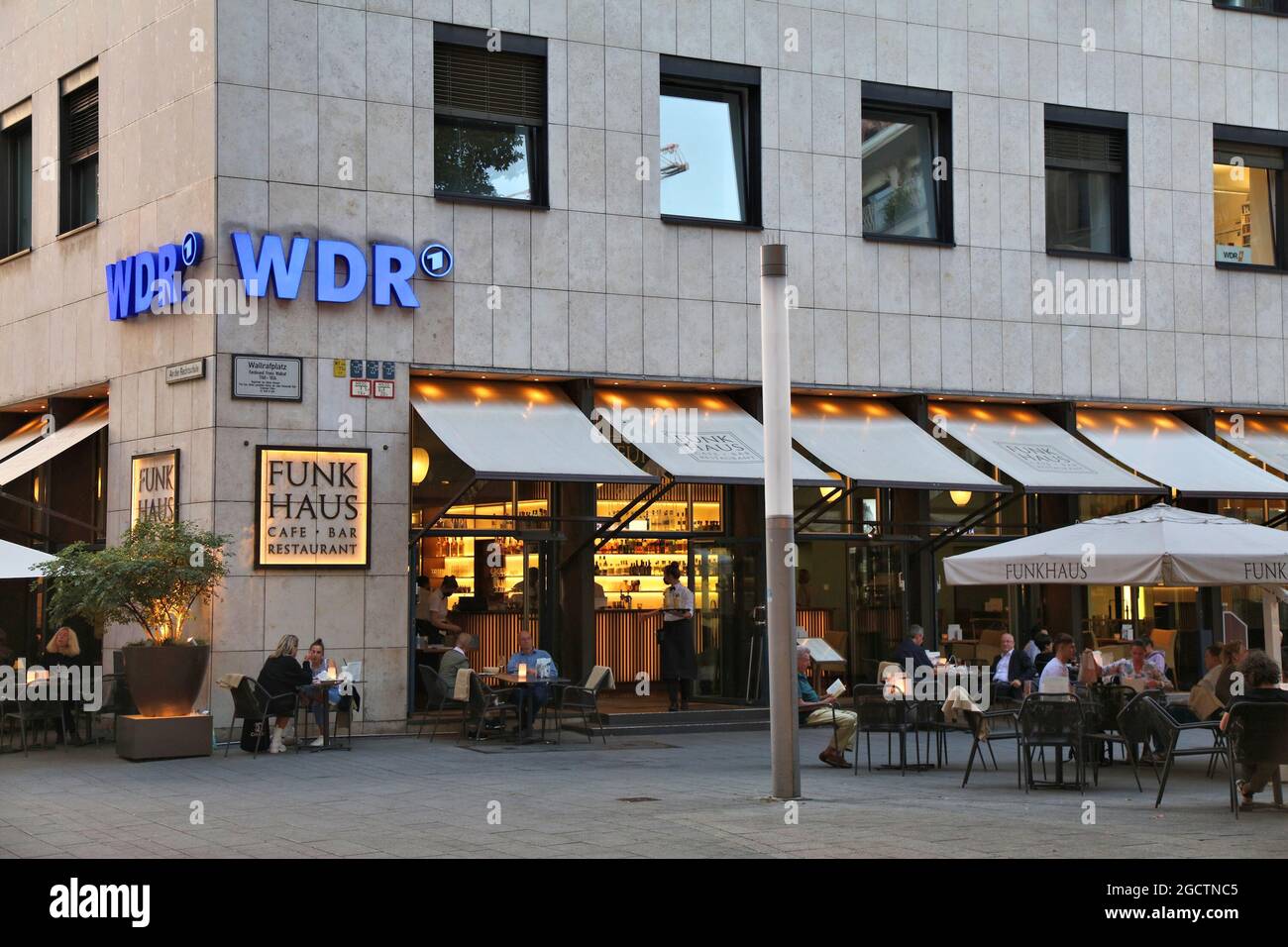 COLONIA, GERMANIA - 21 SETTEMBRE 2020: La gente siede nella caffetteria Funkhaus di fronte all'edificio WDR a Colonia. WDR (Westdeutscher Rundfunk) è una radio pubblica Foto Stock