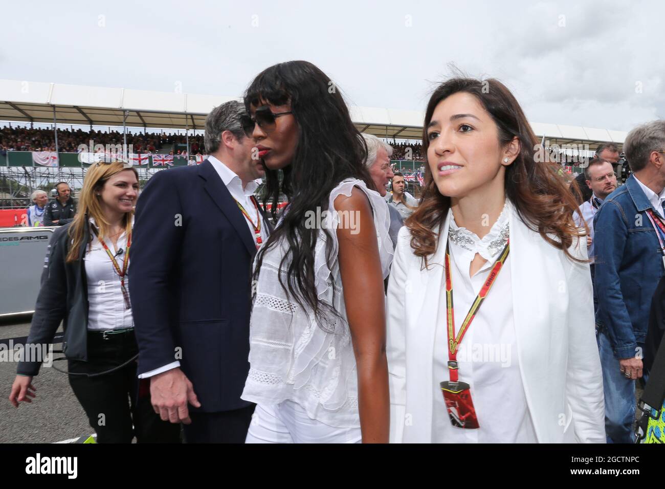 (Da L a R): Naomi Campbell (GBR) e Fabiana Flosi (BRA) sulla griglia. Gran Premio di Gran Bretagna, domenica 6 luglio 2014. Silverstone, Inghilterra. Foto Stock