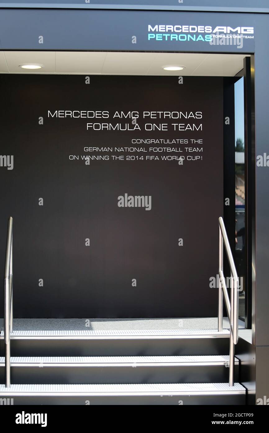 Il motorhome Mercedes AMG F1 celebra il successo della Coppa del mondo FIFA 2014 in Germania. Gran Premio di Germania, giovedì 17 luglio 2014. Hockenheim, Germania. Foto Stock