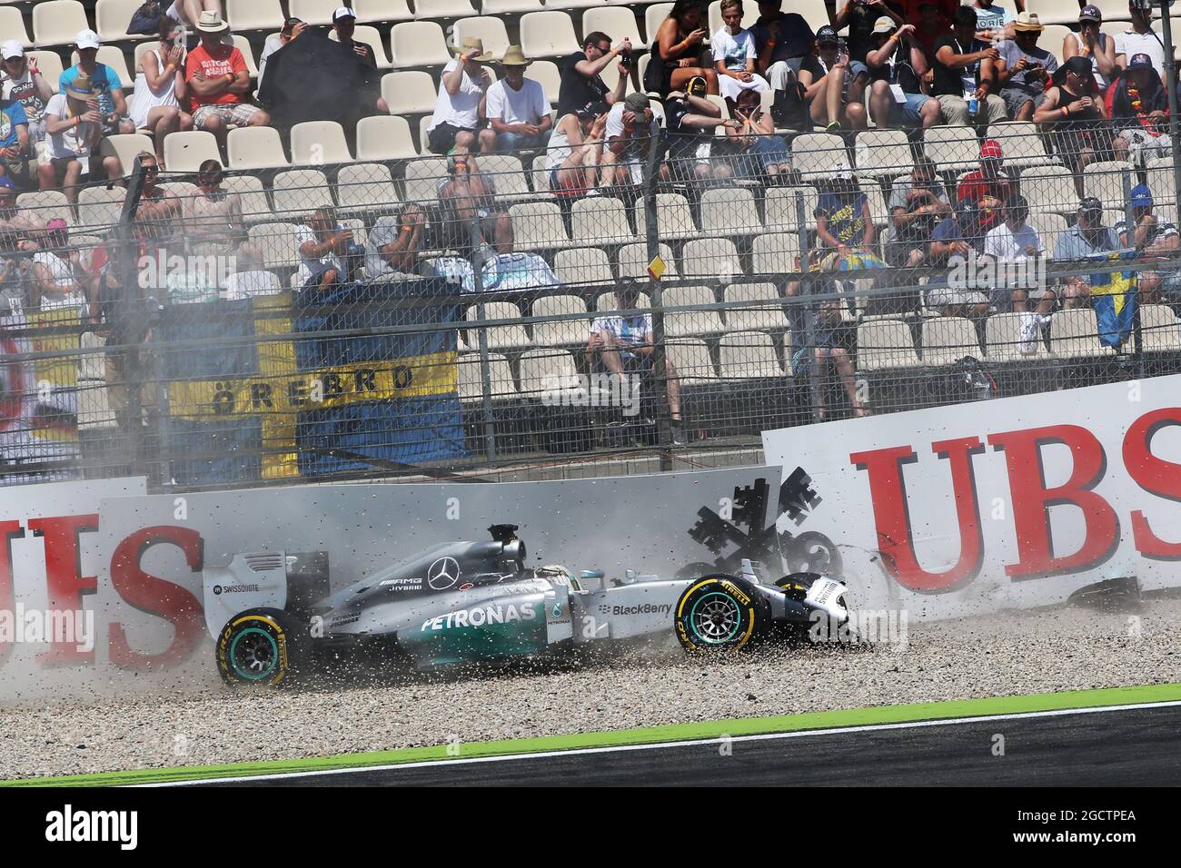 Lewis Hamilton (GBR) Mercedes AMG F1 W05 si schianta fuori dalla prima sessione di qualifica. Gran Premio di Germania, sabato 19 luglio 2014. Hockenheim, Germania. Foto Stock