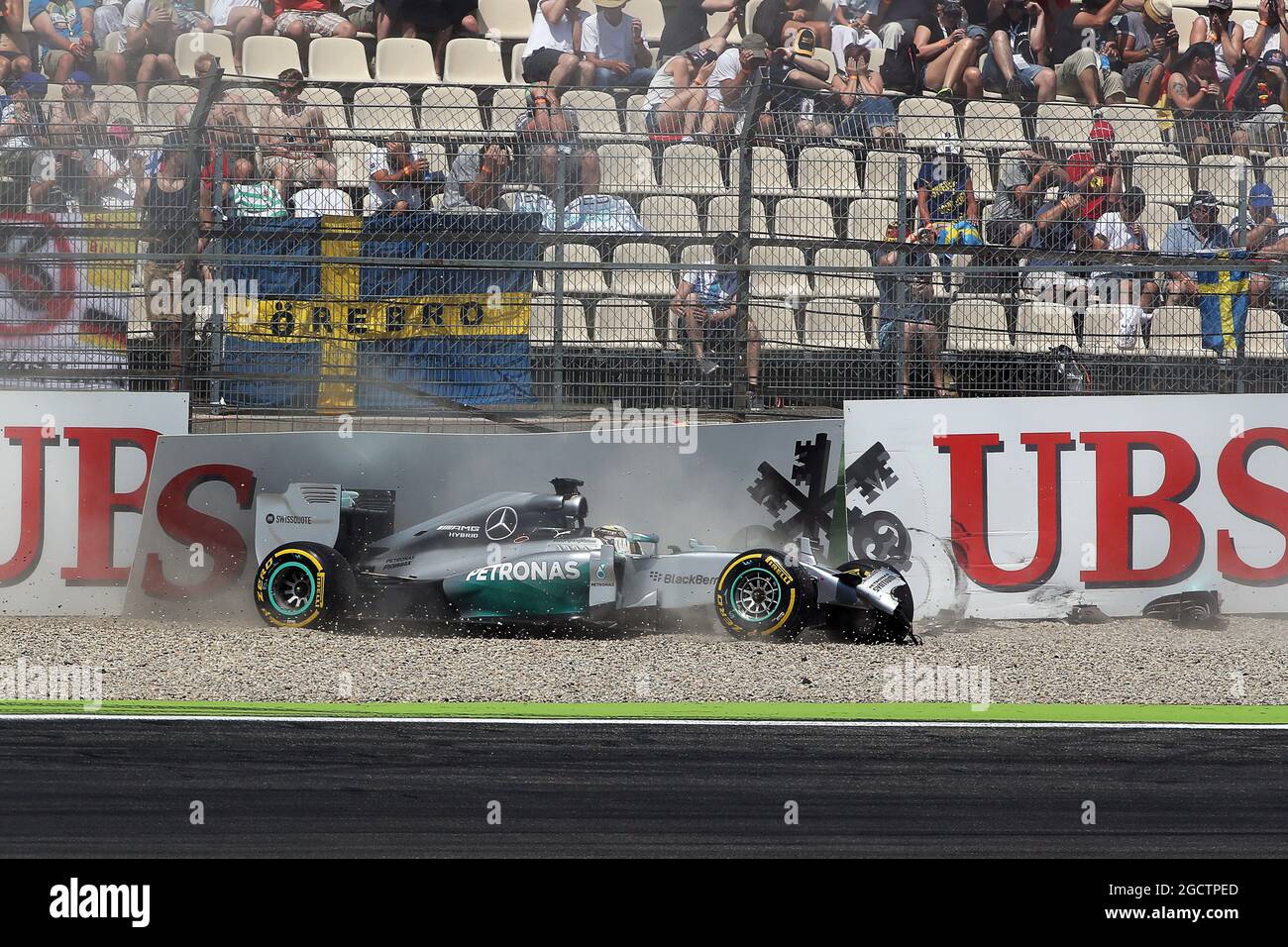 Lewis Hamilton (GBR) Mercedes AMG F1 W05 si schianta fuori dalla prima sessione di qualifica. Gran Premio di Germania, sabato 19 luglio 2014. Hockenheim, Germania. Foto Stock