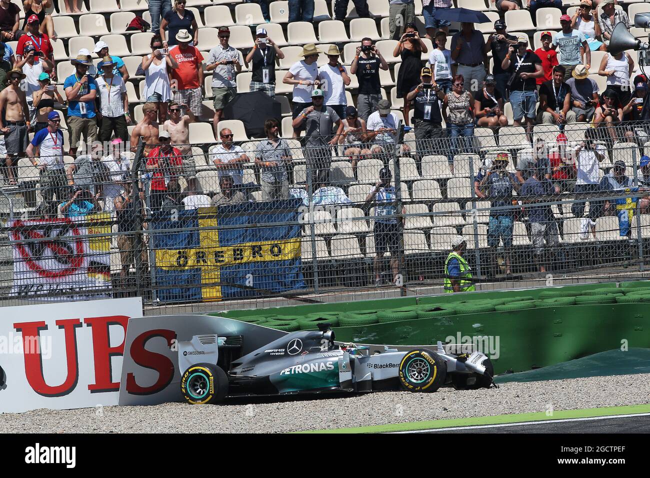 Lewis Hamilton (GBR) Mercedes AMG F1 W05 si schianta fuori dalla prima sessione di qualifica. Gran Premio di Germania, sabato 19 luglio 2014. Hockenheim, Germania. Foto Stock