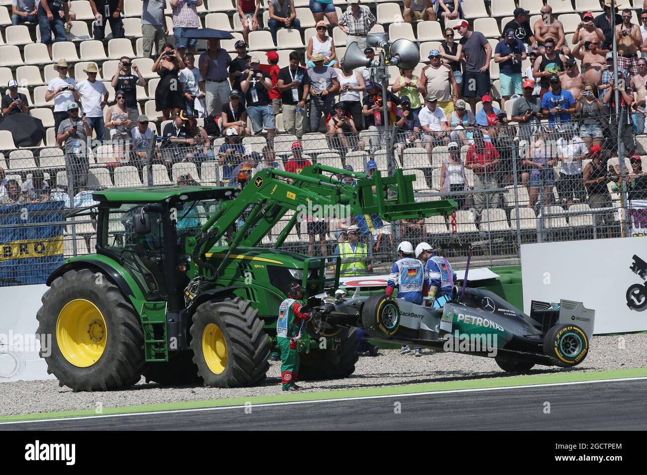 La Mercedes AMG F1 W05 di Lewis Hamilton (GBR) Mercedes AMG F1 si allontana dopo essersi schiantato fuori dalla prima sessione di qualifica. Gran Premio di Germania, sabato 19 luglio 2014. Hockenheim, Germania. Foto Stock