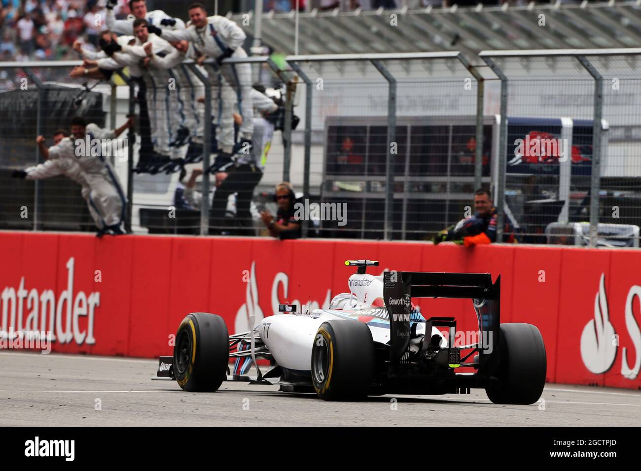 Secondo posto Valtteri Bottas (fin) Williams FW36 celebra come passa la sua squadra al termine della gara. Gran Premio di Germania, domenica 20 luglio 2014. Hockenheim, Germania. Foto Stock