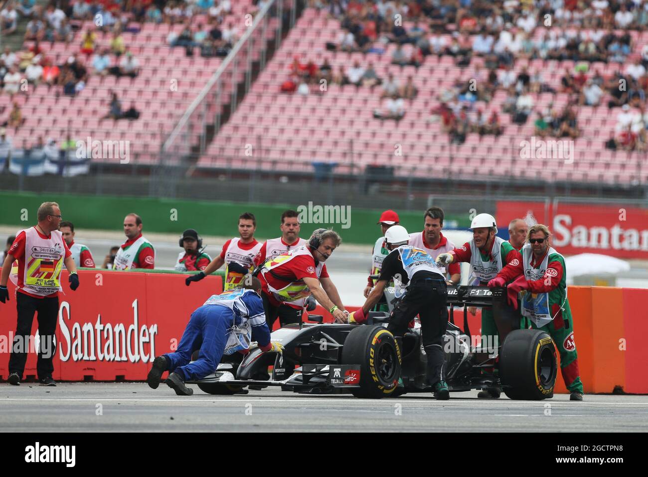 I marescialli recuperano la Sauber C33 di Adrian Sutil (GER) Sauber, che filò e si ritirò dalla gara. Gran Premio di Germania, domenica 20 luglio 2014. Hockenheim, Germania. Foto Stock