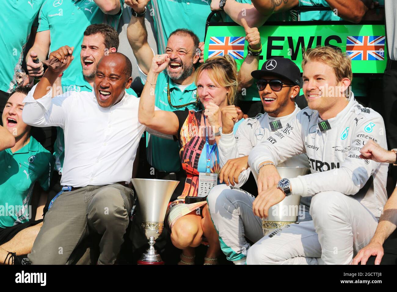 Il vincitore della gara Lewis Hamilton (GBR) Mercedes AMG F1 festeggia con la sua madre passo Linda Hamilton, il padre Anthony Hamilton (GBR), il compagno di squadra Nico Rosberg (GER) Mercedes AMG F1, e il team. Gran Premio d'Italia, domenica 7 settembre 2014. Monza Italia. Foto Stock