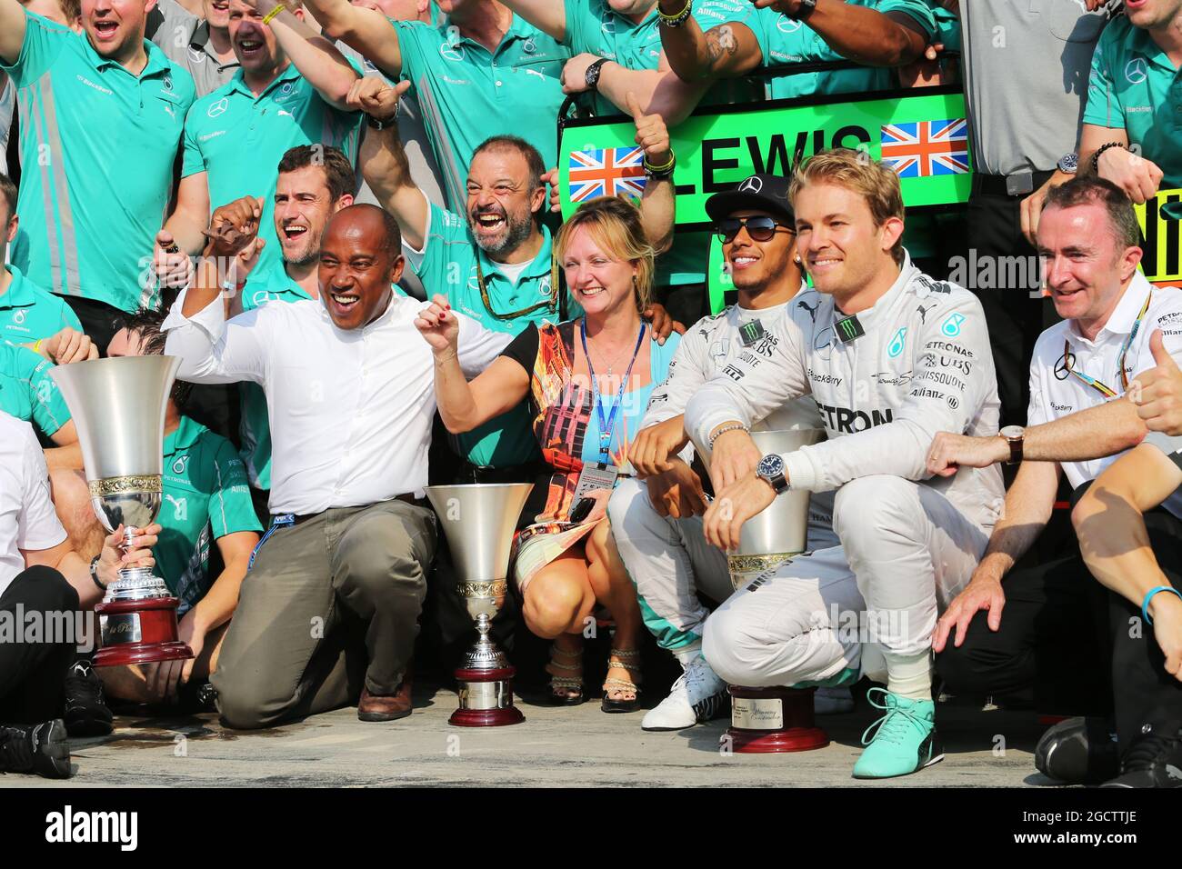 Il vincitore della gara Lewis Hamilton (GBR) Mercedes AMG F1 festeggia con la sua madre passo Linda Hamilton, il padre Anthony Hamilton (GBR), il compagno di squadra Nico Rosberg (GER) Mercedes AMG F1, e il team. Gran Premio d'Italia, domenica 7 settembre 2014. Monza Italia. Foto Stock