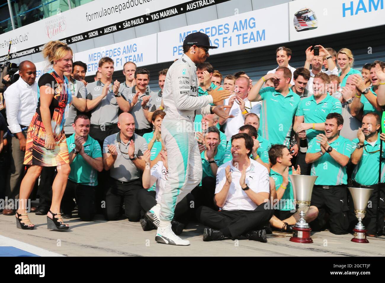Il vincitore della gara Lewis Hamilton (GBR) Mercedes AMG F1 festeggia con la sua madre passo Linda Hamilton, il padre Anthony Hamilton (GBR) e il team. Gran Premio d'Italia, domenica 7 settembre 2014. Monza Italia. Foto Stock