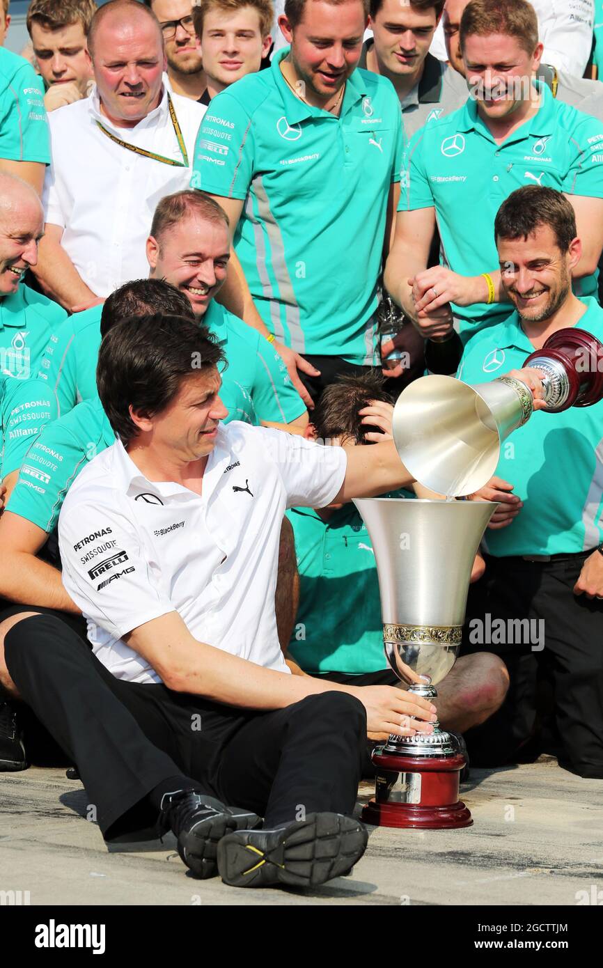 Toto Wolff (GER) l'azionista e direttore esecutivo Mercedes AMG F1 festeggia con il team un traguardo del 1-2. Gran Premio d'Italia, domenica 7 settembre 2014. Monza Italia. Foto Stock