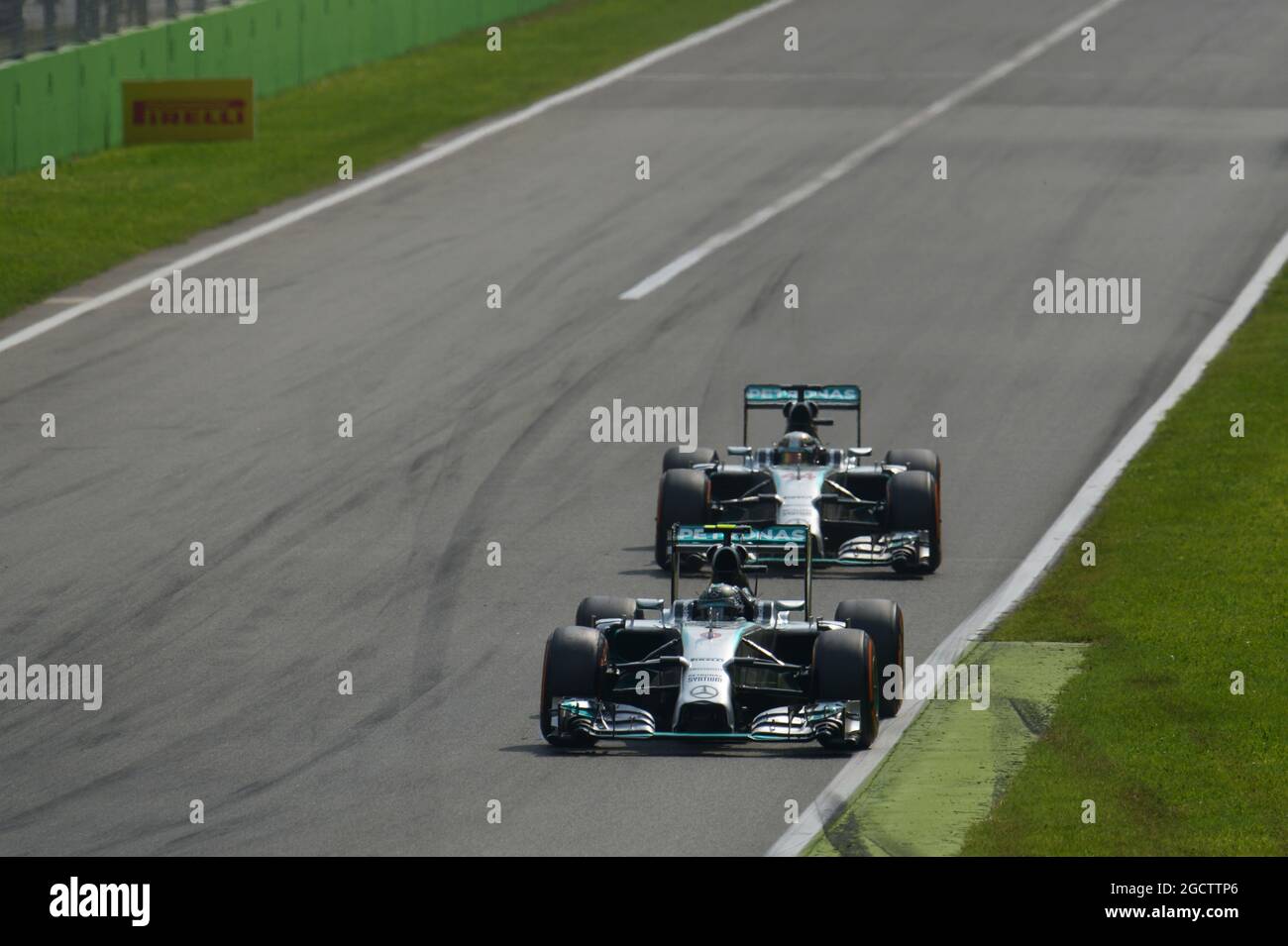 Nico Rosberg (GER) Mercedes AMG F1 W05 guida il compagno di squadra Lewis Hamilton (GBR) Mercedes AMG F1 W05 poco prima di uscire a frenarsi alla prima chicane. Gran Premio d'Italia, domenica 7 settembre 2014. Monza Italia. Foto Stock