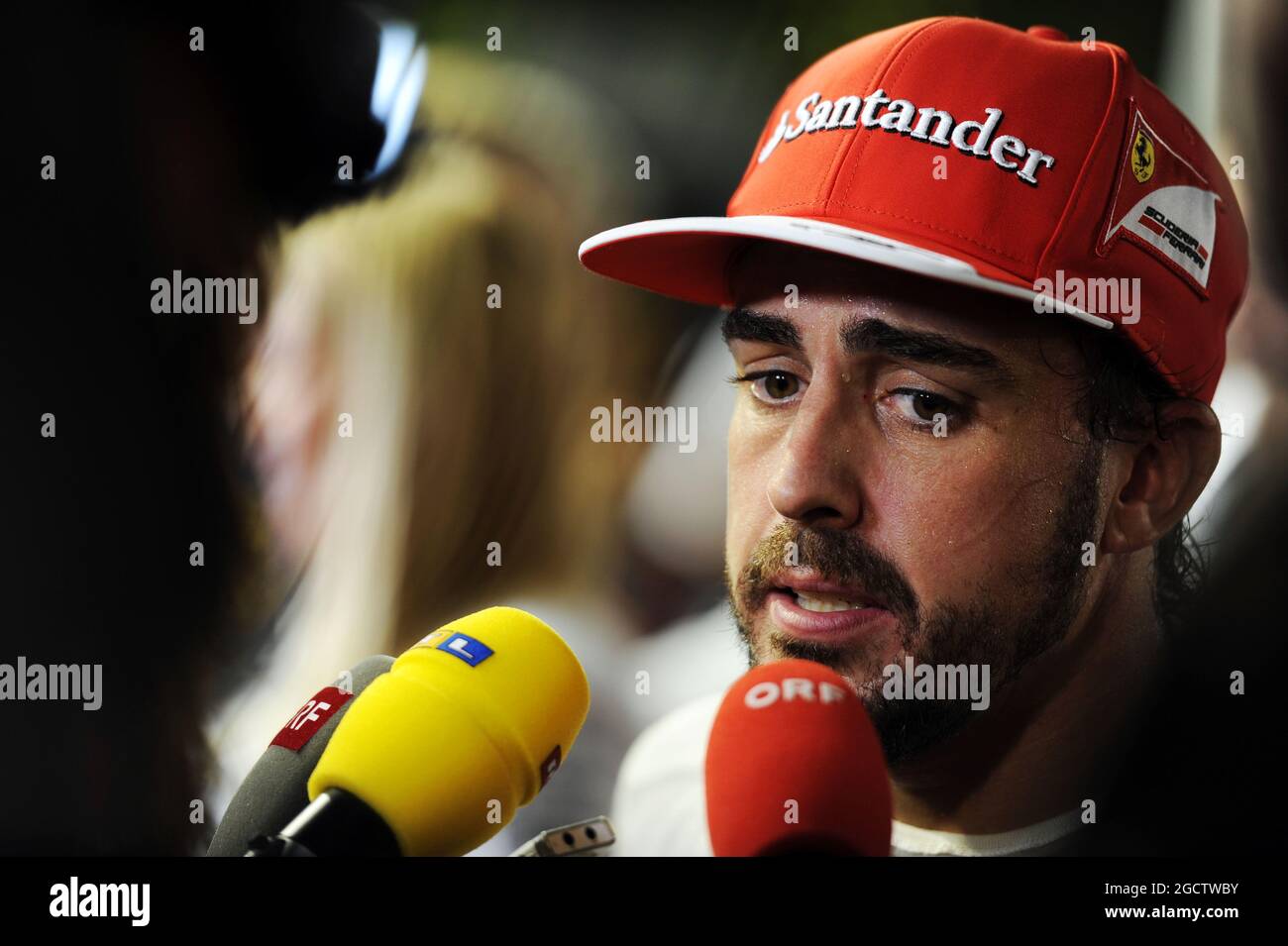 Fernando Alonso (ESP) Ferrari con i media. Gran Premio di Singapore, sabato 20 settembre 2014. Circuito Marina Bay Street, Singapore. Foto Stock