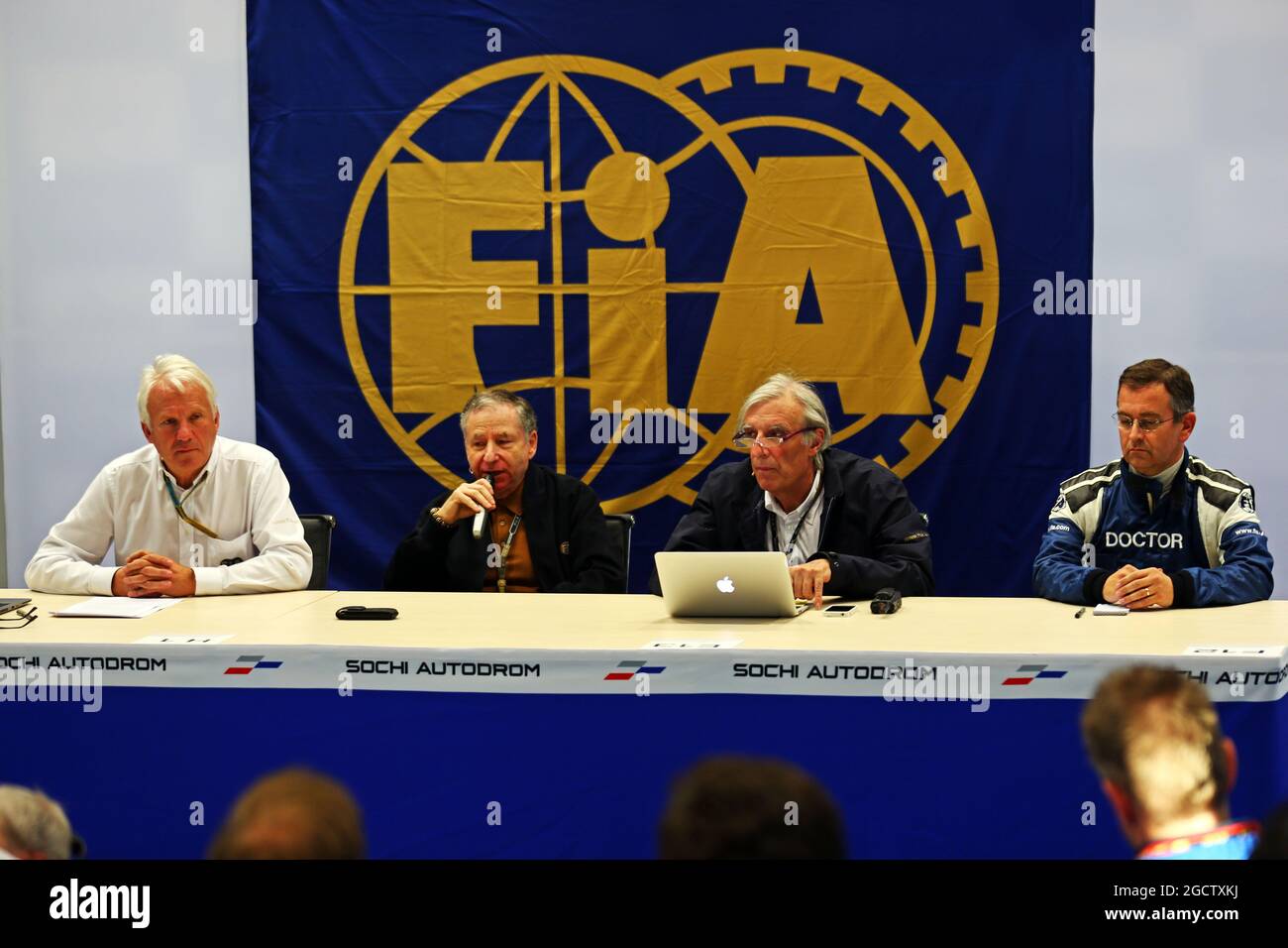 La FIA tiene una conferenza stampa per discutere l'incidente che ha coinvolto Jules Bianchi (fra), Team driver della Marussia F1, nel GP giapponese di Suzuka (da L a R): Charlie Whiting (GBR) Delegato della FIA; Jean Todt (fra) Presidente della FIA; Jean-Charles Piette (fra) Direttore medico della FIA; Dr. Ian Roberts (GBR) Dottore della FIA. Gran Premio di Russia, venerdì 10 ottobre 2014. Sochi Autodrom, Sochi, Russia. Foto Stock