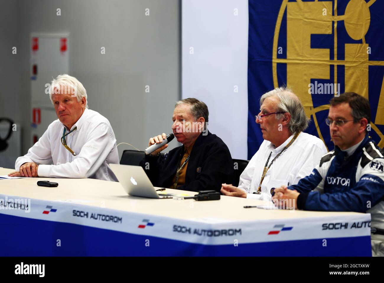 La FIA tiene una conferenza stampa per discutere l'incidente che ha coinvolto Jules Bianchi (fra), Team driver della Marussia F1, nel GP giapponese di Suzuka (da L a R): Charlie Whiting (GBR) Delegato della FIA; Jean Todt (fra) Presidente della FIA; Jean-Charles Piette (fra) Direttore medico della FIA; Dr. Ian Roberts (GBR) Dottore della FIA. Gran Premio di Russia, venerdì 10 ottobre 2014. Sochi Autodrom, Sochi, Russia. Foto Stock