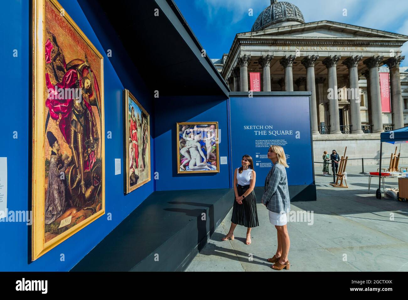 Londra, Regno Unito. 10 agosto 2021. Una galleria pop-up all'aperto mostra oltre 20 riproduzioni a grandezza naturale dei famosi capolavori della National Gallery insieme a Sketch on the Square, che porta l'arte all'aperto come parte del festival Inside out, un mese di sessioni d'arte interattive gratuite in Trafalgar Square. Durante tutto il mese di agosto 2021 fuori dalla National Gallery, in collaborazione con il Westminster City Council. Credit: Guy Bell/Alamy Live News Foto Stock