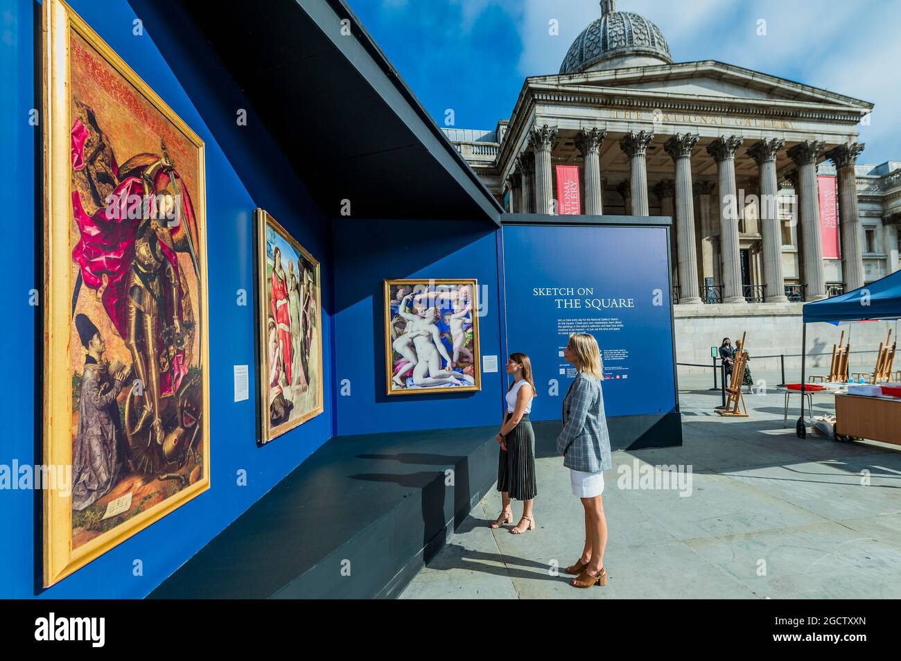 Londra, Regno Unito. 10 agosto 2021. Una galleria pop-up all'aperto mostra oltre 20 riproduzioni a grandezza naturale dei famosi capolavori della National Gallery insieme a Sketch on the Square, che porta l'arte all'aperto come parte del festival Inside out, un mese di sessioni d'arte interattive gratuite in Trafalgar Square. Durante tutto il mese di agosto 2021 fuori dalla National Gallery, in collaborazione con il Westminster City Council. Credit: Guy Bell/Alamy Live News Foto Stock
