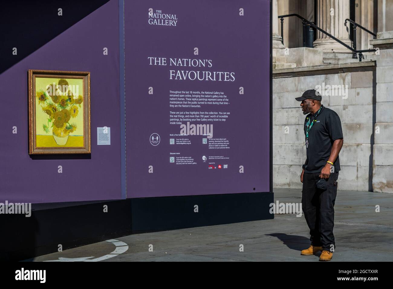 Londra, Regno Unito. 10 agosto 2021. Una galleria pop-up all'aperto mostra oltre 20 riproduzioni a grandezza naturale dei famosi capolavori della National Gallery insieme a Sketch on the Square, che porta l'arte all'aperto come parte del festival Inside out, un mese di sessioni d'arte interattive gratuite in Trafalgar Square. Durante tutto il mese di agosto 2021 fuori dalla National Gallery, in collaborazione con il Westminster City Council. Credit: Guy Bell/Alamy Live News Foto Stock