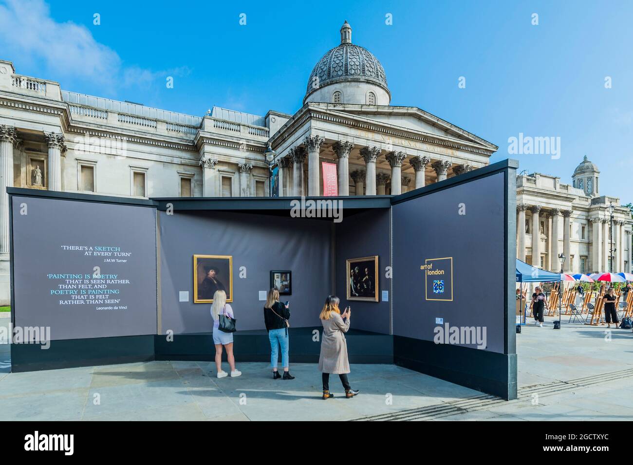 Londra, Regno Unito. 10 agosto 2021. Una galleria pop-up all'aperto mostra oltre 20 riproduzioni a grandezza naturale dei famosi capolavori della National Gallery insieme a Sketch on the Square, che porta l'arte all'aperto come parte del festival Inside out, un mese di sessioni d'arte interattive gratuite in Trafalgar Square. Durante tutto il mese di agosto 2021 fuori dalla National Gallery, in collaborazione con il Westminster City Council. Credit: Guy Bell/Alamy Live News Foto Stock