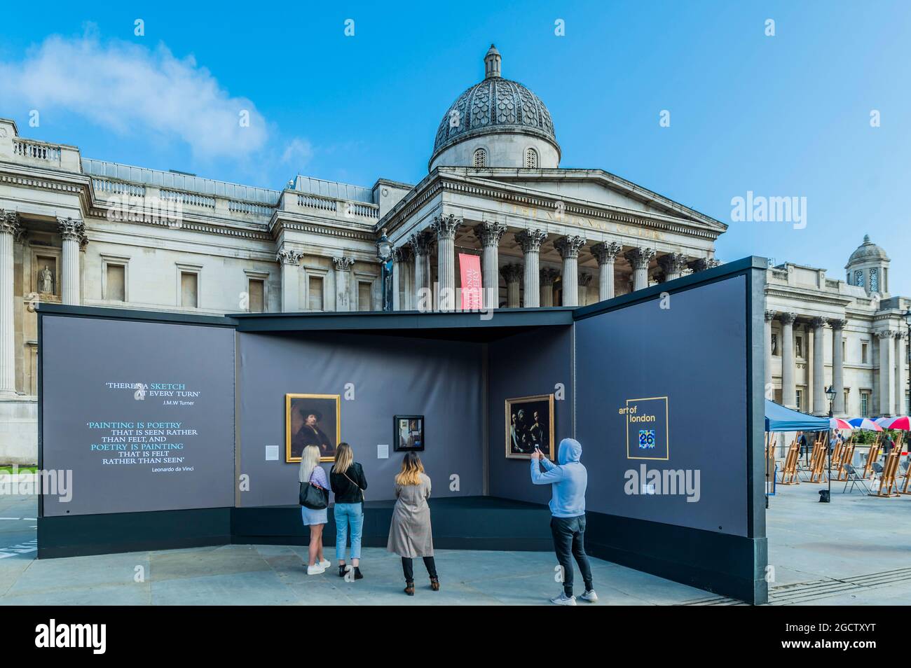 Londra, Regno Unito. 10 agosto 2021. Una galleria pop-up all'aperto mostra oltre 20 riproduzioni a grandezza naturale dei famosi capolavori della National Gallery insieme a Sketch on the Square, che porta l'arte all'aperto come parte del festival Inside out, un mese di sessioni d'arte interattive gratuite in Trafalgar Square. Durante tutto il mese di agosto 2021 fuori dalla National Gallery, in collaborazione con il Westminster City Council. Credit: Guy Bell/Alamy Live News Foto Stock