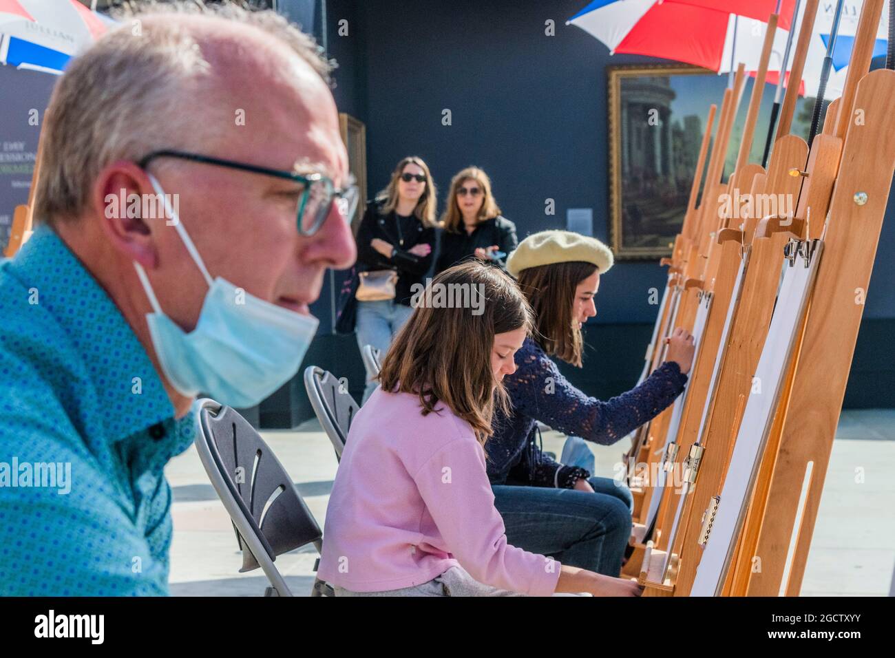 Londra, Regno Unito. 10 agosto 2021. Una galleria pop-up all'aperto mostra oltre 20 riproduzioni a grandezza naturale dei famosi capolavori della National Gallery insieme a Sketch on the Square, che porta l'arte all'aperto come parte del festival Inside out, un mese di sessioni d'arte interattive gratuite in Trafalgar Square. Durante tutto il mese di agosto 2021 fuori dalla National Gallery, in collaborazione con il Westminster City Council. Credit: Guy Bell/Alamy Live News Foto Stock